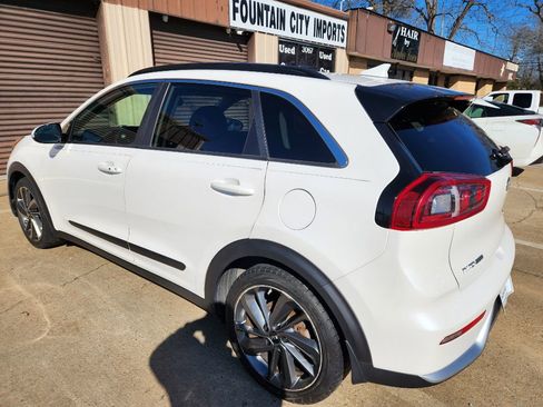 Used 2017 Kia Niro EX image 4