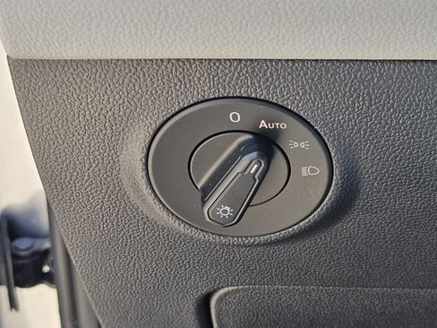 Certified 2023 Volkswagen Taos SE FWD image 28
