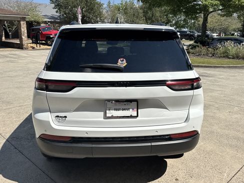 Used 2023 Jeep Grand Cherokee Altitude AWD/4WD image 6
