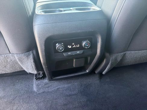 Used 2024 Chevrolet Traverse LT FWD image 15