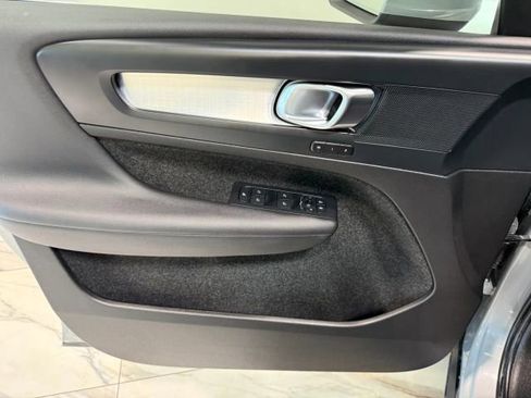 Used 2024 Volvo XC40 B5 Core image 12