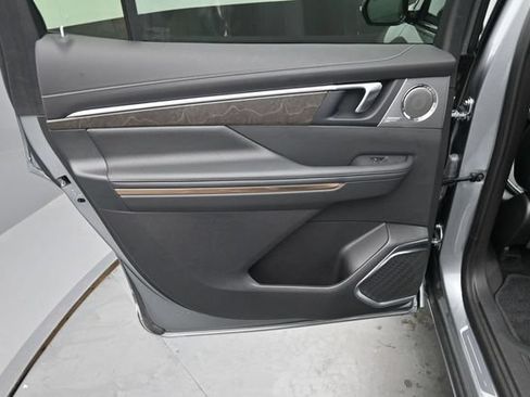 Used 2025 Buick Enclave Avenir w/ LPO, Floor Liner Package AWD/4WD image 18