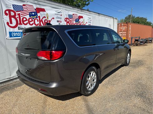 Used 2023 Chrysler Voyager LX FWD image 3