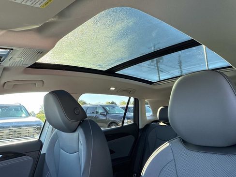 Used 2025 Volkswagen Tiguan SE image 3