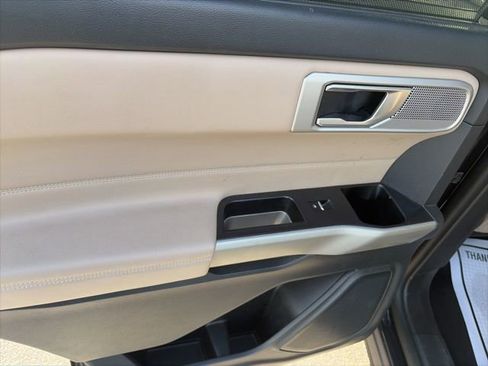Used 2023 Ford Explorer Limited image 12