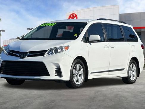 Used 2020 Toyota Sienna LE w/ Carpet Mat Package image 9