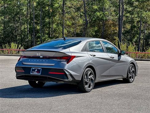 Used 2025 Hyundai Elantra Sport image 8