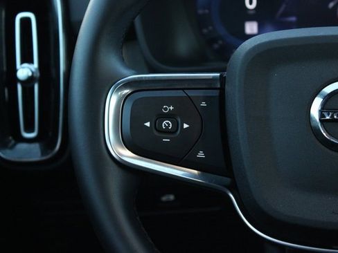 Used 2025 Volvo XC40 B5 Plus image 23