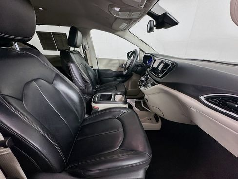 Used 2023 Chrysler Pacifica Touring-L FWD image 32