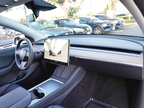 Used 2022 Tesla Model Y Long Range image 12