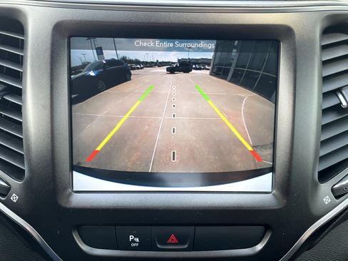 Used 2019 Jeep Cherokee Trailhawk w/ Cold Weather Group image 17