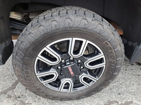 Used 2022 GMC Sierra 2500 AT4 w/ AT4 Premium Plus Package AWD/4WD image 11