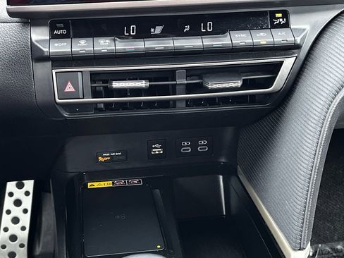 Used 2025 Toyota Camry SE image 18