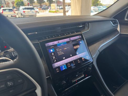 Used 2024 Jeep Grand Cherokee Limited image 18