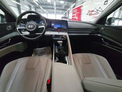 Certified 2025 Hyundai Elantra Limited FWD image 21