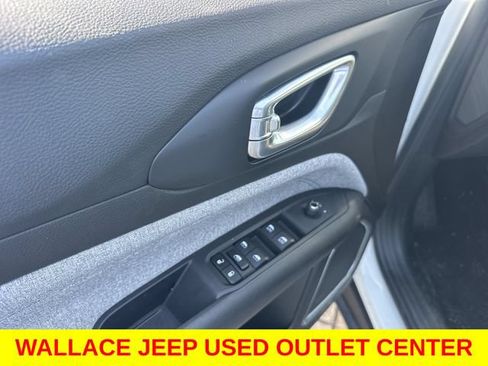 Used 2025 Jeep Compass Latitude AWD/4WD image 19