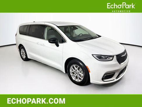 Used 2024 Chrysler Pacifica Touring-L FWD image 1