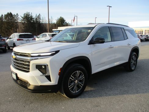 Certified 2025 Chevrolet Traverse LT image 1