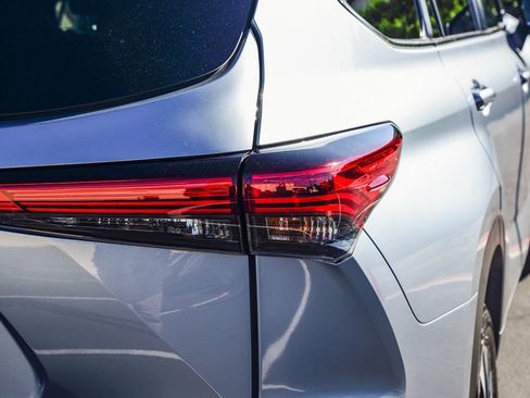 Certified 2023 Toyota Highlander XLE image 7