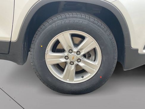 Used 2021 Chevrolet Trax LT w/ LT Convenience Package AWD/4WD image 9