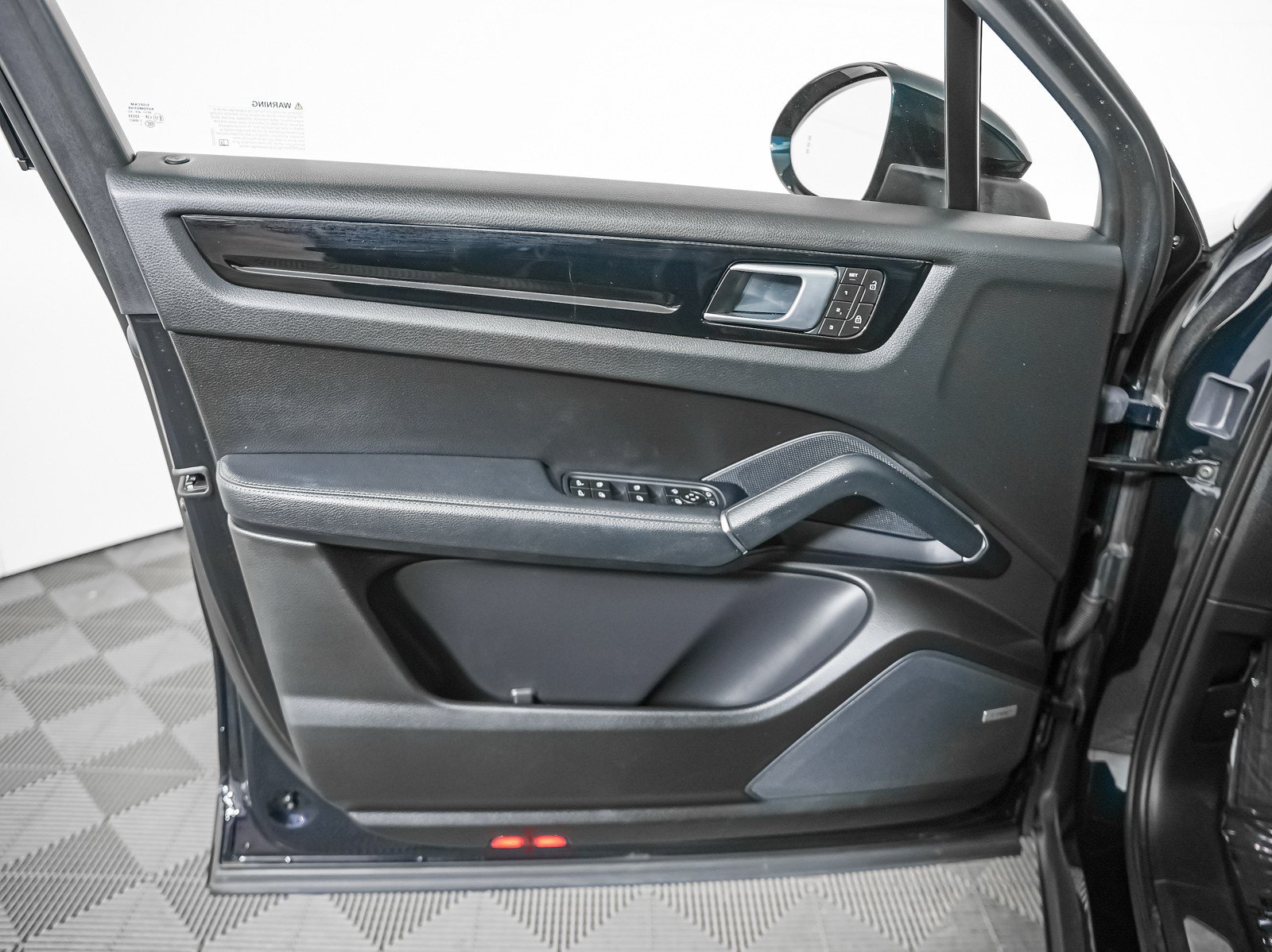 Certified 2023 Porsche Cayenne AWD/4WD image 27
