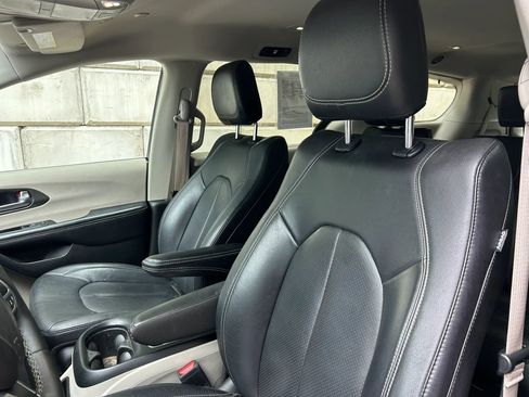 Used 2022 Chrysler Pacifica Touring-L FWD image 2