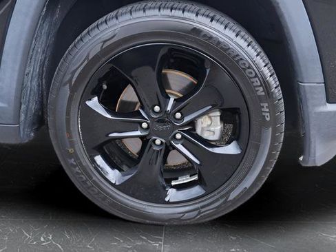 Used 2018 Jeep Compass Latitude w/ Popular Equipment Group FWD image 10