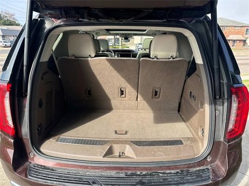 Used 2022 GMC Yukon Denali w/ Denali Premium Package image 10