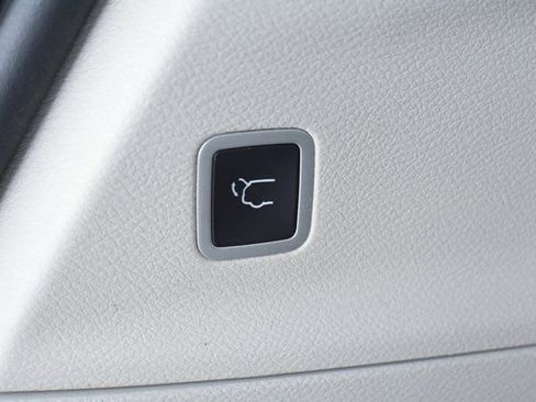 Used 2024 Chrysler Voyager LX image 40