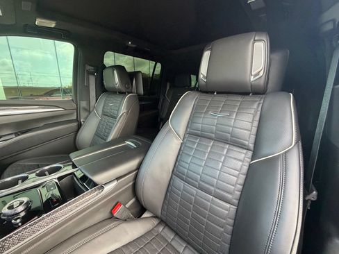 Used 2025 Cadillac Escalade ESV V AWD/4WD image 12