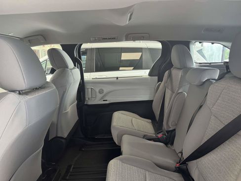 Used 2026 Toyota Sienna LE FWD image 11
