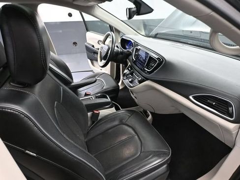 Used 2018 Chrysler Pacifica Limited FWD image 52