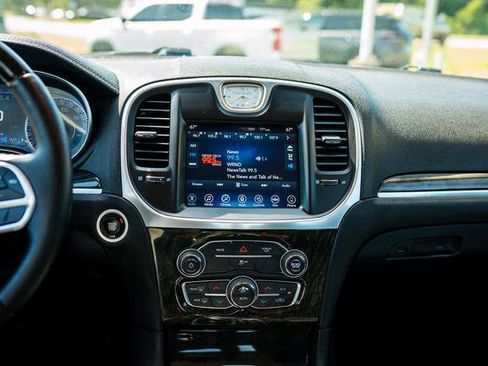 Used 2017 Chrysler 300 C RWD image 7