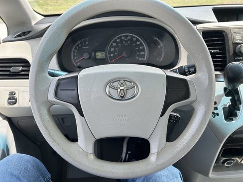 Used 2013 Toyota Sienna L image 26