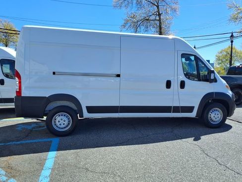 Used 2024 RAM ProMaster 2500 w/ Convenience Group FWD image 9