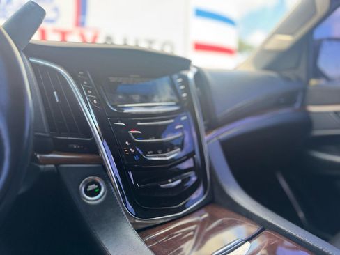 Used 2019 Cadillac Escalade ESV Luxury AWD/4WD image 44