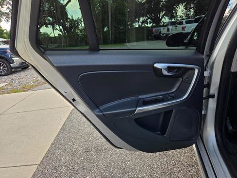 Used 2018 Volvo V60 T5 Cross Country image 33