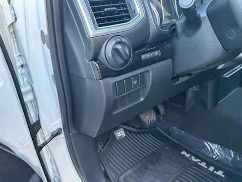 Used 2019 Nissan Titan SV image 17