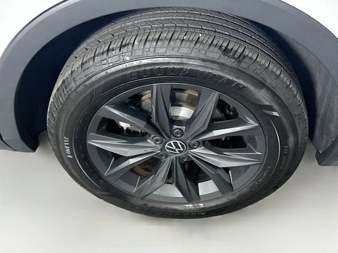 Used 2024 Volkswagen Tiguan SE image 11