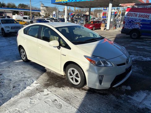 Used 2012 Toyota Prius Five image 2