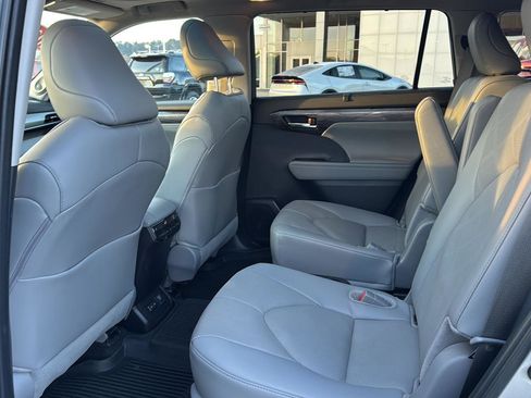 Used 2024 Toyota Highlander Platinum image 9