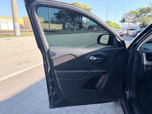 Used 2014 Jeep Cherokee Sport image 9