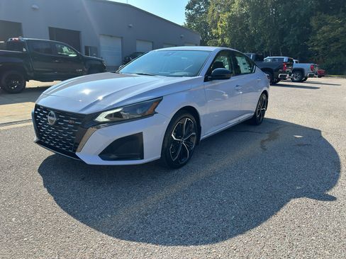 New 2025 Nissan Altima 2.5 SR image 8