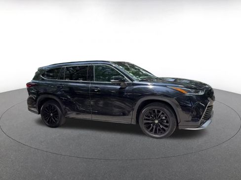 Used 2025 Toyota Highlander XSE AWD/4WD image 2