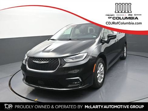 Used 2023 Chrysler Pacifica Touring-L FWD image 1