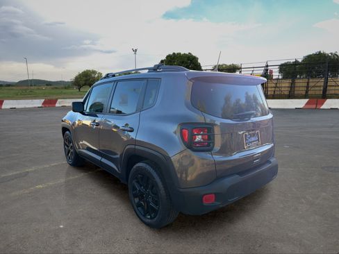 Used 2018 Jeep Renegade Altitude FWD image 4