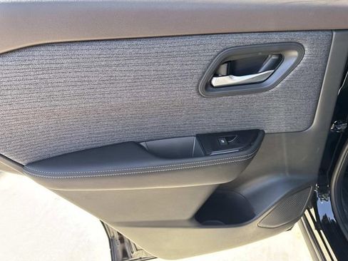 Used 2023 Nissan Rogue SV FWD image 9