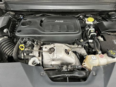 Used 2019 Jeep Cherokee Latitude Plus w/ Cold Weather Group AWD/4WD image 23