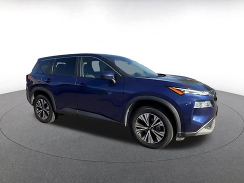 Used 2023 Nissan Rogue SV image 2