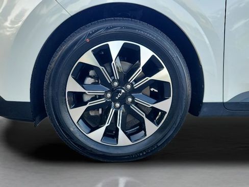 Used 2024 Kia Carnival EX FWD image 25
